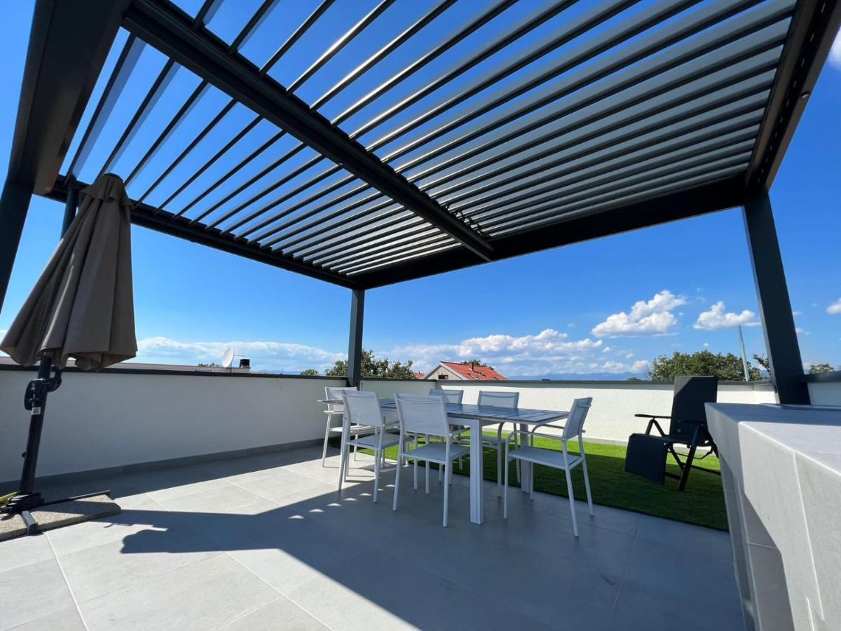 Apartments Terra Sun With Private Pool Or Jacuzzi Njivice Exterior foto