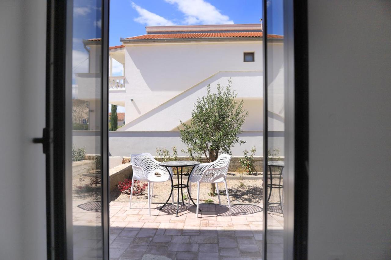 Apartments Terra Sun With Private Pool Or Jacuzzi Njivice Exterior foto